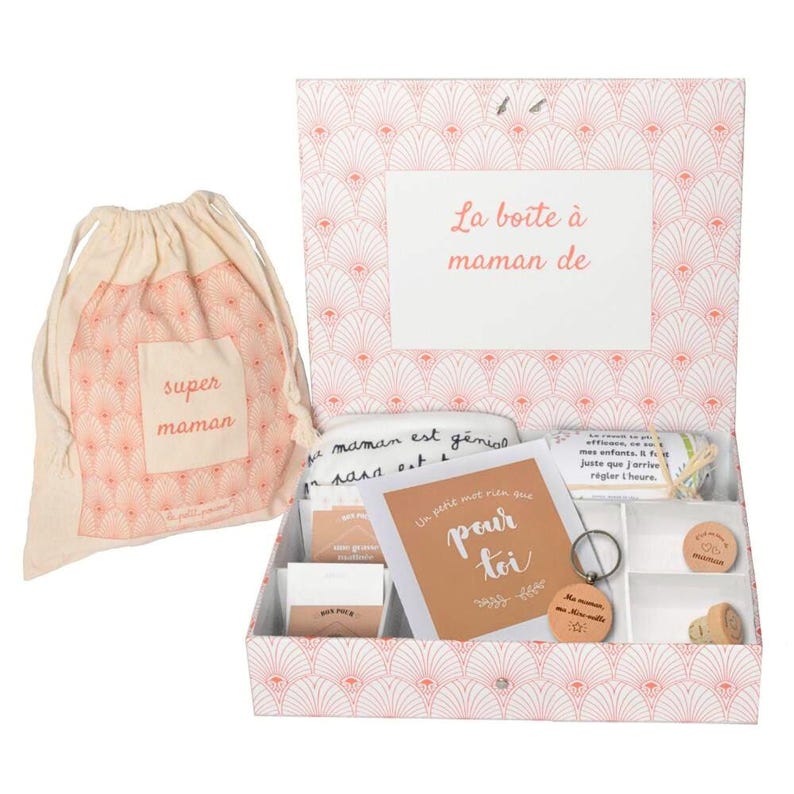May include: A pink and white gift box with a white fabric bag that says "super maman" on it. The box is open and contains a white cloth with black writing, a card that says "Un petit mot rien que pour toi", a key chain, and a small wooden box with a cork stopper.