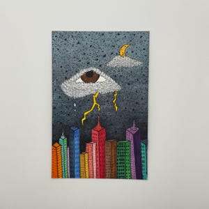 Peut inclure: Une peinture à l'aquarelle d'un horizon urbain avec un ciel orageux. Les nuages sont en forme d'œil avec des éclairs et des gouttes de pluie. Les bâtiments sont dans un arc-en-ciel de couleurs.