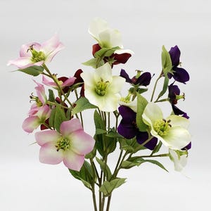 Könnte beinhalten: Ein Strauß künstlicher Blumen mit weißen, rosa und violetten Blüten. Die Blumen haben ein realistisches Aussehen und sind in einer Traube angeordnet.