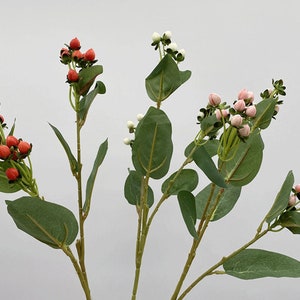 Może przedstawiać: Sztuczne łodygi kwiatów z zielonymi liśćmi i gronami małych czerwonych, różowych i białych kwiatów.