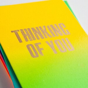 PENSANDO EN TI, Tarjeta de felicitación tipográfica hecha a mano, Gradiente