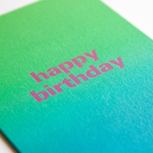 Feliz cumpleaños, tarjeta de felicitación tipográfica hecha a mano, degradado de puesta de sol pastel, tarjetas de feliz cumpleaños