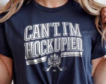 トロント ホッケー T シャツ:「Can't I'm Hockupied」メープル リーフス ファン T シャツ