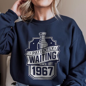 Geduldig warten seit 1967 Rundhals-Sweatshirt / Toronto Hockey-Pullover / Leafs Nation Geschenk