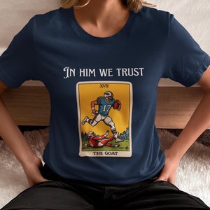 Josh Allen - In Him We Trust T-Shirt / Büffel Fussball Shirt / Bills Mafia Geschenk