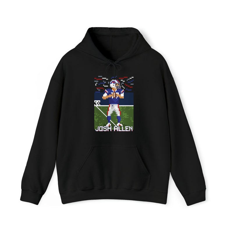 K&ouml;nnte beinhalten: Schwarzer Hoodie mit einem Pixelbild eines Footballspielers in einem blau-roten Trikot, unter dem Bild steht der Text "JOSH ALLEN".