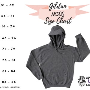 K&ouml;nnte beinhalten: Gildan 18500 Gr&ouml;&szlig;entabelle f&uuml;r Hoodies. Die Tabelle zeigt die Gr&ouml;&szlig;en S bis 5XL mit den entsprechenden Breiten- und L&auml;ngenma&szlig;en in Zentimetern. Die Tabelle wird auf einem wei&szlig;en Hintergrund mit einem rosa Band und einem grauen Hoodie angezeigt.