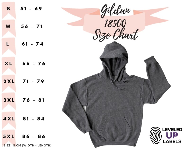 K&ouml;nnte beinhalten: Gildan 18500 Gr&ouml;&szlig;entabelle f&uuml;r Hoodies. Die Tabelle zeigt die Gr&ouml;&szlig;en S bis 5XL mit den entsprechenden Breiten- und L&auml;ngenma&szlig;en in Zentimetern. Die Tabelle wird auf einem wei&szlig;en Hintergrund mit einem rosa Band und einem grauen Hoodie angezeigt.