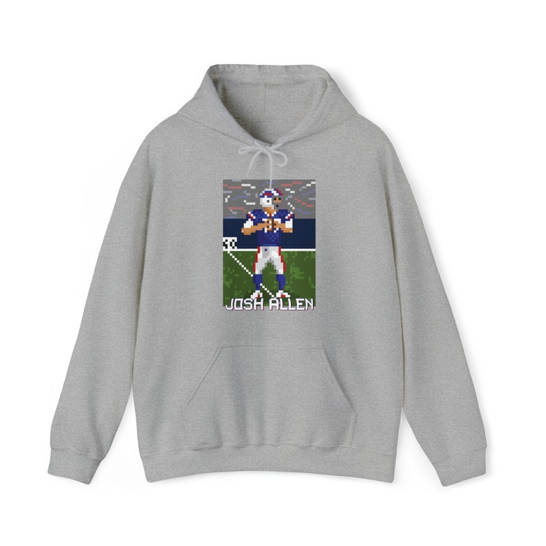 K&ouml;nnte beinhalten: Ein grauer Hoodie mit einem Pixelbild eines Footballspielers in einem blau-roten Trikot. Der Text "JOSH ALLEN" ist unter dem Bild gedruckt.
