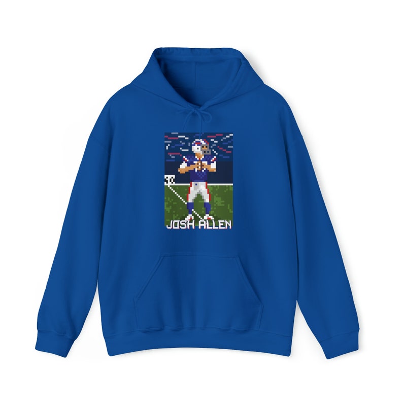K&ouml;nnte beinhalten: Ein k&ouml;nigsblauer Hoodie mit einem Pixelbild eines Footballspielers in einem blau-roten Trikot. Der Text "JOSH ALLEN" ist unter dem Bild gedruckt.