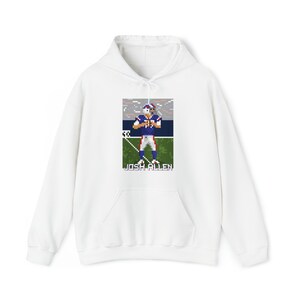 K&ouml;nnte beinhalten: Wei&szlig;er Hoodie mit einem Pixelbild eines Footballspielers in einem blau-roten Trikot. Der Text "JOSH ALLEN" ist unter dem Bild gedruckt.