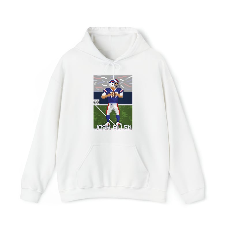 K&ouml;nnte beinhalten: Wei&szlig;er Hoodie mit einem Pixelbild eines Footballspielers in einem blau-roten Trikot. Der Text "JOSH ALLEN" ist unter dem Bild gedruckt.