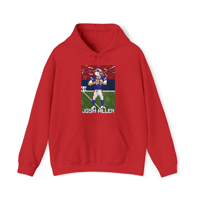 K&ouml;nnte beinhalten: Roter Kapuzenpullover mit einem Pixelbild eines Footballspielers in einem blau-roten Trikot. Der Text "JOSH ALLEN" ist unter dem Bild gedruckt.