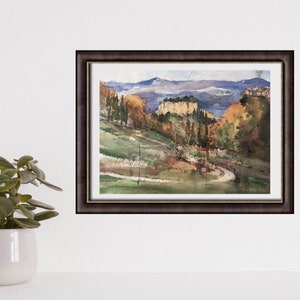 K&ouml;nnte beinhalten: Ein Aquarellbild einer kurvigen Stra&szlig;e, die durch ein &uuml;ppiges gr&uuml;nes Tal f&uuml;hrt, mit einer Bergkette im Hintergrund. Das Bild zeigt eine Mischung aus gr&uuml;nen, braunen und blauen Farbt&ouml;nen, mit einem Hauch von Gelb und Orange f&uuml;r das Herbstlaub.