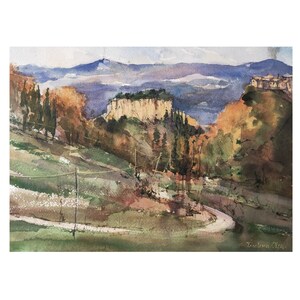 K&ouml;nnte beinhalten: Ein Aquarellbild einer kurvigen Stra&szlig;e, die einen H&uuml;gel hinauf zu einem kleinen Dorf f&uuml;hrt, das in den Bergen eingebettet ist. Das Bild zeigt eine ged&auml;mpfte Farbpalette aus Braun-, Gr&uuml;n- und Blaut&ouml;nen mit einem Hauch von Orange im Himmel.