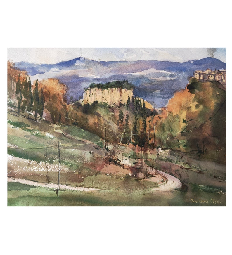 K&ouml;nnte beinhalten: Ein Aquarellbild einer kurvigen Stra&szlig;e, die einen H&uuml;gel hinauf zu einem kleinen Dorf f&uuml;hrt, das in den Bergen eingebettet ist. Das Bild zeigt eine ged&auml;mpfte Farbpalette aus Braun-, Gr&uuml;n- und Blaut&ouml;nen mit einem Hauch von Orange im Himmel.