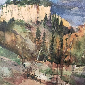 K&ouml;nnte beinhalten: Aquarellmalerei einer Klippenlandschaft mit einer felsigen Klippe, gr&uuml;nen B&auml;umen und einer blauen Bergkette in der Ferne.