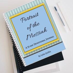 Op de afbeelding: Een blauw en wit gestreept dagboek met een gouden lijst om een ​​lichtblauwe achtergrond. De tekst in de lijst luidt "Portrait of the Messiah A 31-Day Devotional Journal" en "By Lydia Quillin".