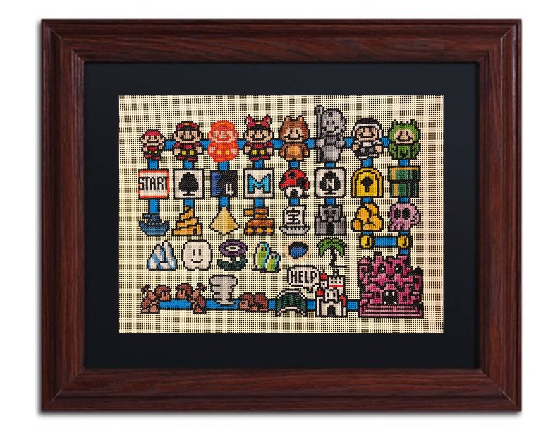 Op de afbeelding: Een ingelijst kruissteekkunstwerk met een gepixelde afbeelding van personages en objecten uit de videogame Super Mario Bros. Het kunstwerk bevat personages zoals Mario, Luigi en Toad, evenals iconische objecten zoals de Sterman, de Paddenstoel en de Goomba.