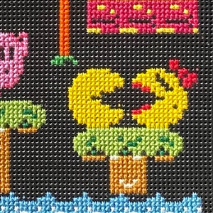 Puede incluir: Un personaje amarillo Pac-Man con una boca roja y un tronco de &aacute;rbol verde y marr&oacute;n. El personaje est&aacute; en una plataforma verde con una flor roja en la parte superior. El fondo es negro con un patr&oacute;n de onda azul y blanco en la parte inferior.