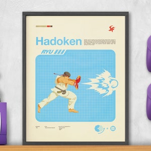 Può includere: Un poster in stile retrò con uno sfondo a griglia blu che presenta un personaggio di un videogioco che esegue una mossa speciale chiamata "Hadoken". Il poster presenta il testo "Hadoken" e "RYU III" in un carattere bianco e grassetto. Il personaggio è raffigurato con un gi di karate bianco e una fascia rossa per la testa. Il poster include anche una piccola illustrazione di un joystick e una combinazione di pulsanti.