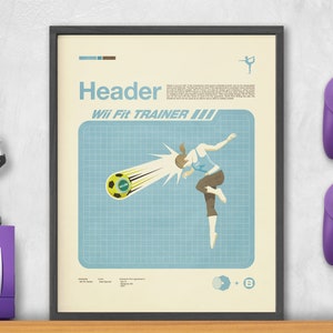 Puede incluir: Un póster enmarcado con un diseño retro que muestra a una mujer pateando un balón de fútbol. El póster tiene el texto "Header" y "Wii Fit Trainer III" en negrita. El póster está rodeado por un marco negro y se exhibe en un estante con dos mandos de juego morados.