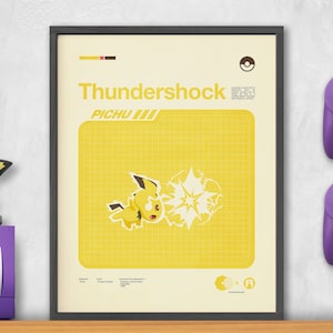 Puede incluir: Un póster enmarcado con fondo amarillo y un patrón de cuadrícula. El póster presenta una imagen de dibujos animados de un Pokémon amarillo similar a Pikachu con el texto "Thundershock Pichu" encima. El póster está enmarcado en negro y está colgado en una pared blanca.