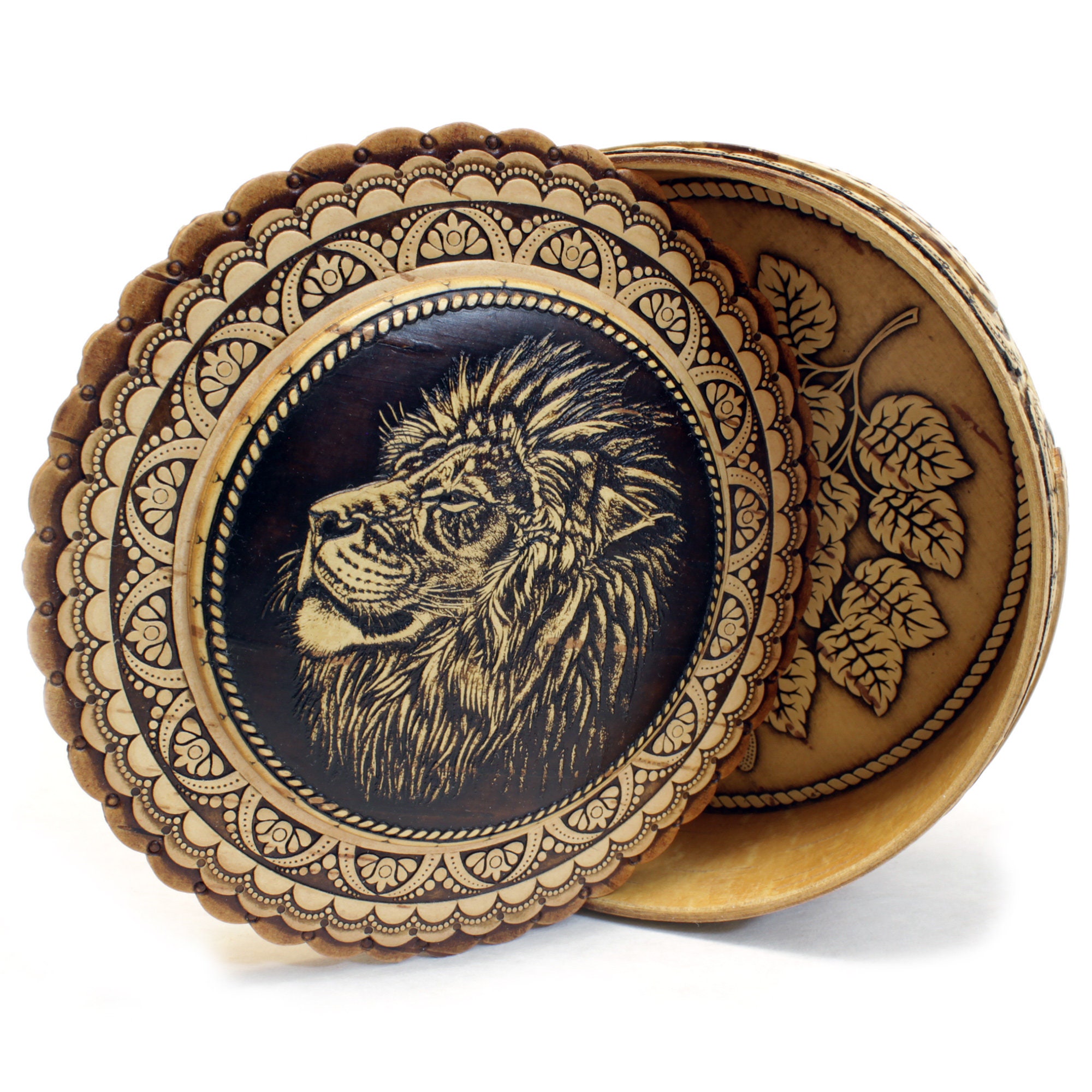 Birch bark box with Leo. Beautiful jewelry box. Lion's box. For jewelry, rings or earrings. Pure eco-friendly gift. Personalization to order