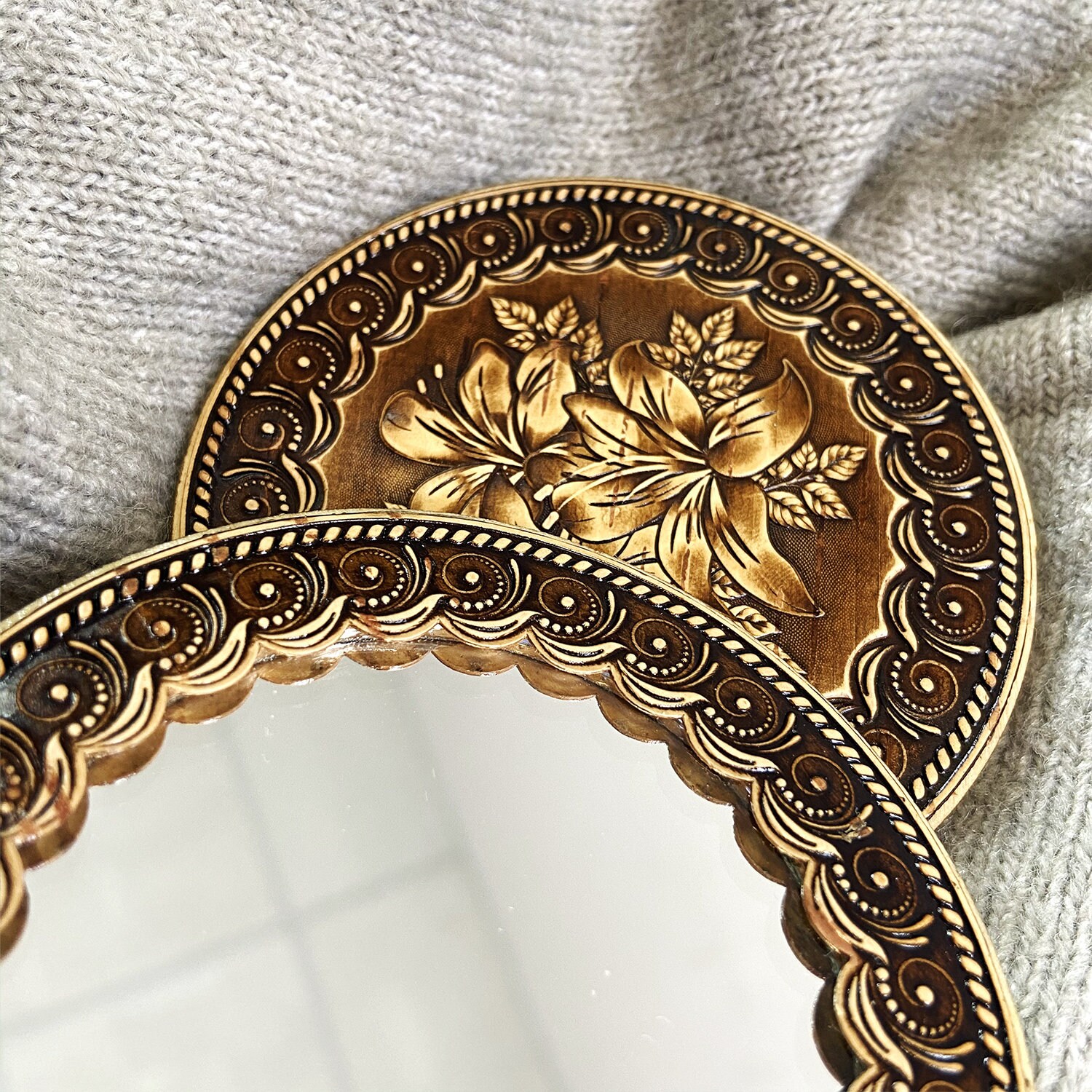 Mirror made of birch bark with the image of a Lily, Hand Mirror, Pocket Mirror, Makeup mirror, handmade, eco-friendly