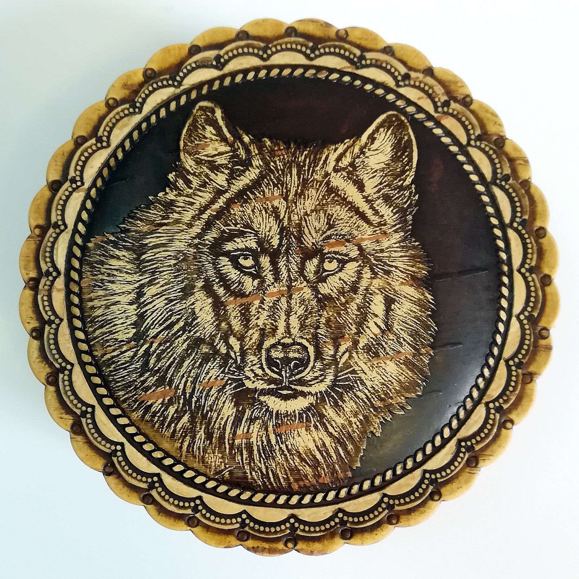 Box with the image of the Wolf. Round box with a lid, made of eco-friendly birch bark material. A unique gift for lover Wildlife Animals