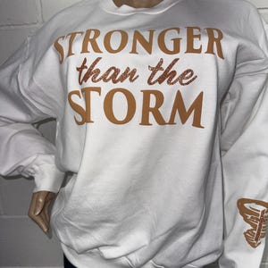 Stärker als der Sturm Sweatshirt | Spirituelles Gewand | Motivierendes Sweatshirt | Glaube basiert | Pusteblumen Print