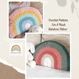 Puede incluir: Patrón de crochet para una almohada de arcoíris de peluche. La almohada está hecha con una variedad de colores, incluyendo rosa, amarillo, verde, azul y blanco. El patrón está disponible para su compra en Etsy.
