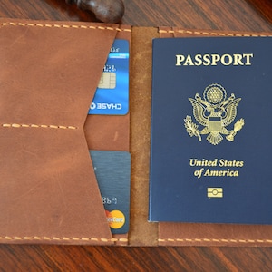 Funda de pasaporte de cuero personalizada – Billetera de viaje hecha a mano – Funda de pasaporte grabada – Estuche con bloqueo RFID – Regalo de viaje para él y para ella