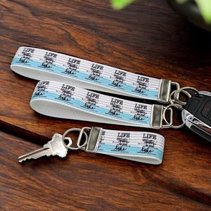 Lake House Vakantie Sleutelhanger Polsbandje Sleutelhangers Rugzak met ritssluiting Sleutelhanger Het leven is beter op het meer