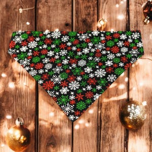 Bandana de Noël pour chien avec écharpe à enfiler avec flocons de neige