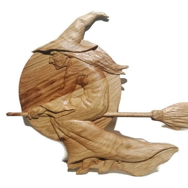 Figurine de sorcière sculptée en bois de chêne