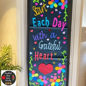 Decoração de porta de sala de aula/Comece cada dia com um coração agradecido/Cartolina/Recortes/Decoração de kit/Quadro de avisos/Dia dos namorados/Primavera/Flores