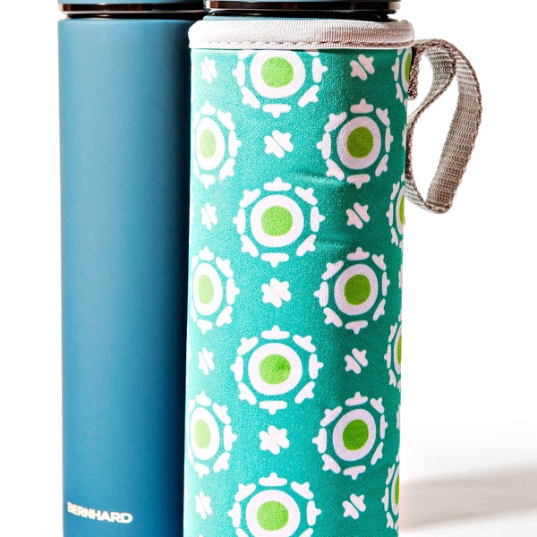 Thermos pot with tea sieve and colorful neoprene sleeve