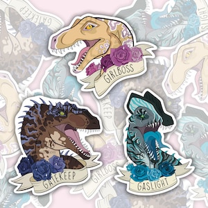 Puede incluir: Un conjunto de pegatinas con temática de dinosaurios. Cada pegatina presenta una cabeza de dinosaurio con una pancarta y adornos florales. Las pancartas dicen "GIRLBOSS", "GATEKEEP" y "GASLIGHT". Los dinosaurios son de color beige, marrón y azul.