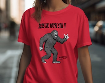 Camiseta divertida de Bigfoot 2025 Tag Your Still It, camiseta de Sasquatch, regalo para amantes de Bigfoot, camiseta divertida y novedosa, camiseta cómica de Yeti, campeón del escondite