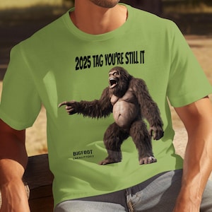 2025 Tag Your Still It T-Shirt, Funny Bigfoot Graphic Tee, Retro Sasquatch Sighting Shirt, Unique Novelty Gift, Humor Hide and seek champion