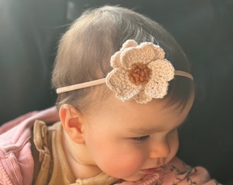 Bloemenmeisje hoofdband Schattig peutermeisje haarstrik Bruiloft pasgeboren fotoshoot accessoire Gehaakte bloem haarband Speciale gelegenheid Baby haarstrik