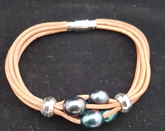 Leather Bracelet with Black Pearls