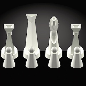 Puede incluir: Un juego de ajedrez blanco sobre un fondo negro. El conjunto incluye peones, torres, caballos, alfiles, una reina y un rey. Las piezas están diseñadas con formas geométricas y un diseño minimalista.