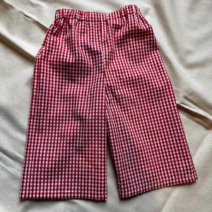 Pantalones de algodón para niños pequeños: corte holgado y moderno.
