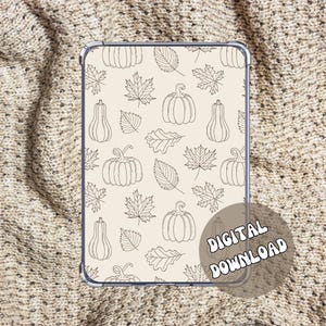 Puede incluir: Una funda transparente con un fondo beige con un patrón repetido de calabazas y hojas en un estilo de dibujo lineal. Las palabras "DESCARGA DIGITAL" están en un gráfico circular en la parte inferior derecha.