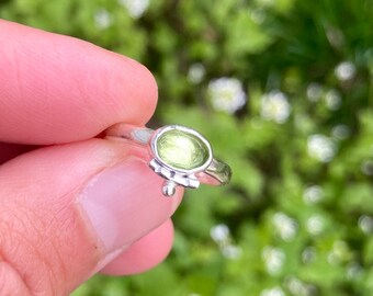petite PERIDOT sterling silver ring (size 5.25)