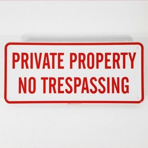 Letrero metálico de propiedad privada