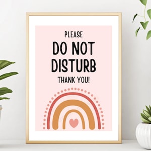 Pode incluir: Um sinal rosa imprimível com um arco-íris e um coração no centro. O sinal diz "Por favor, não perturbe Obrigado!"