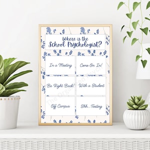 Puede incluir: Un cartel blanco con marco dorado y patrón floral azul. El cartel dice "¿Dónde está el psicólogo escolar?" y tiene seis opciones: "En una reunión", "¡Pase!", "¡Ya vuelvo!", "Con un estudiante", "Fuera del campus", y "Shh... Prueba".